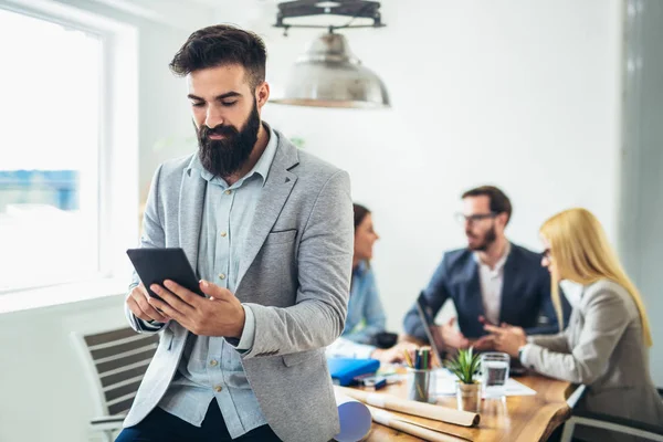 Retrato Joven Empresario Que Usa Tableta Digital Mientras Sus Colegas — Foto de Stock