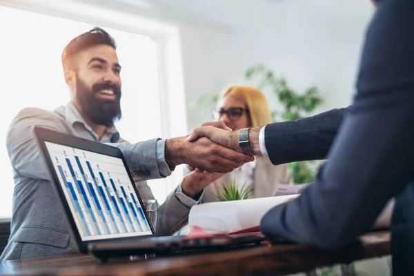 Junge Geschäftsleute Beim Händeschütteln Büro Abschluss Erfolgreicher Tagung — Stockfoto