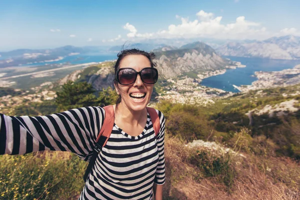 微笑的年轻妇女采取自拍在背景山和蓝色海风景地平线 从山上看 Kotor Lovcen — 图库照片