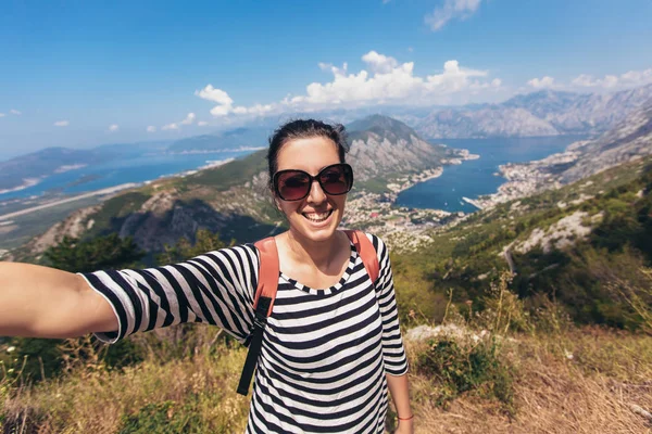 Une Jeune Femme Souriante Prend Selfie Sur Fond Montagne Bleu — Photo