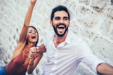 Eski şehirde yürüyüş turistler seyahat birkaç. Tatil, yaz, tatil, turizm: kavramı.