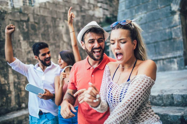 Молоді Щасливі Туристи Які Відвідують Місто Вони Весело Слухають Музику — стокове фото