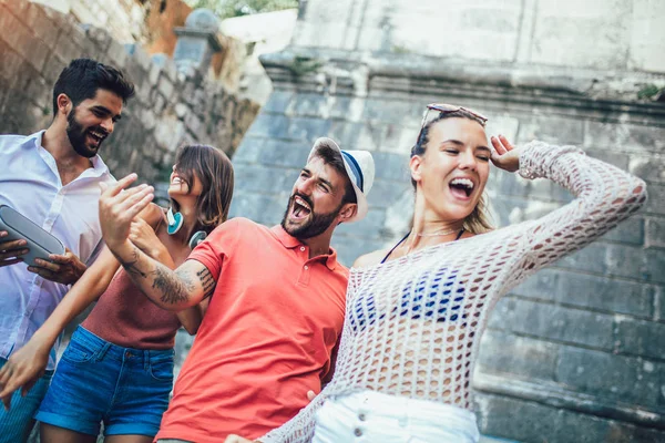 Молоді Щасливі Туристи Які Відвідують Місто Вони Весело Слухають Музику — стокове фото