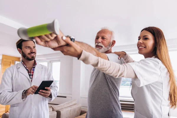 Hombre Con Ajuste Quiropráctico Del Brazo Fisioterapia Rehabilitación Lesiones Deportivas — Foto de Stock