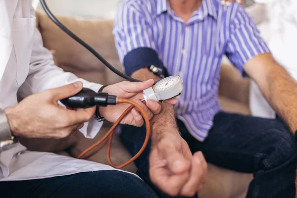 Médico Verificar Tensão Arterial Paciente Idoso Serviços Saúde — Fotografia de Stock