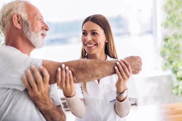 Mann Mit Chiropraktischer Armanpassung Physiotherapie Rehabilitation Von Sportverletzungen Senior Mann — Stockfoto