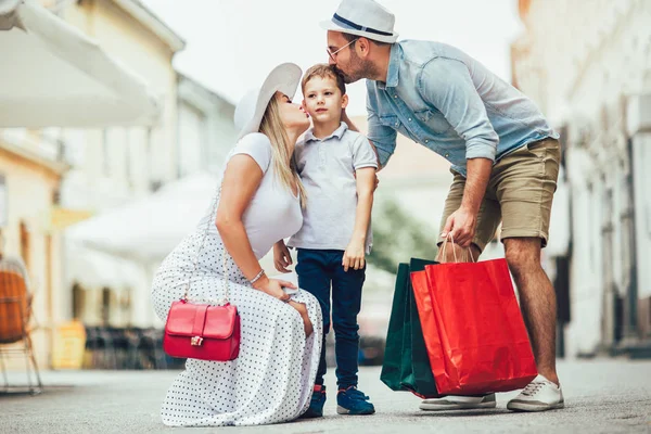 Lycklig Familj Kul Utomhus Efter Shopping — Stockfoto