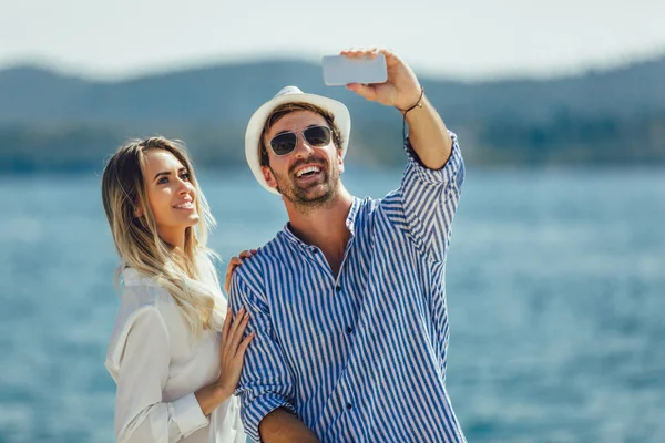 Verliebtes Paar Genießt Den Sommer Meer Und Macht Selfie Foto — Stockfoto
