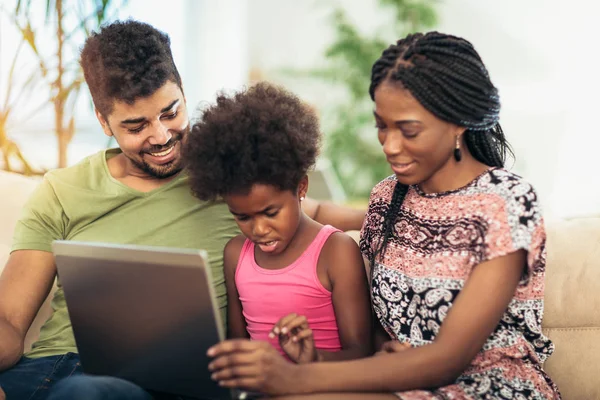 Família Afro Americana Usando Laptop Sala Estar — Fotografia de Stock