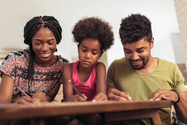 Mamá Papá Dibujando Con Hija Familia Afroamericana Pasando Tiempo Juntos —  Fotos de Stock