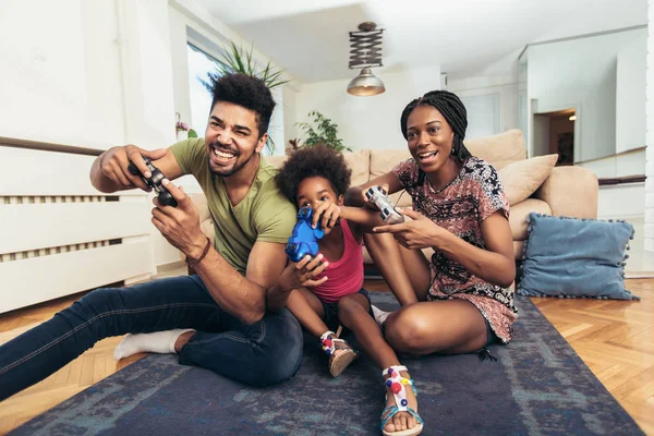 Família Sorrindo Sentada Sofá Juntos Jogando Videogames — Fotografia de Stock