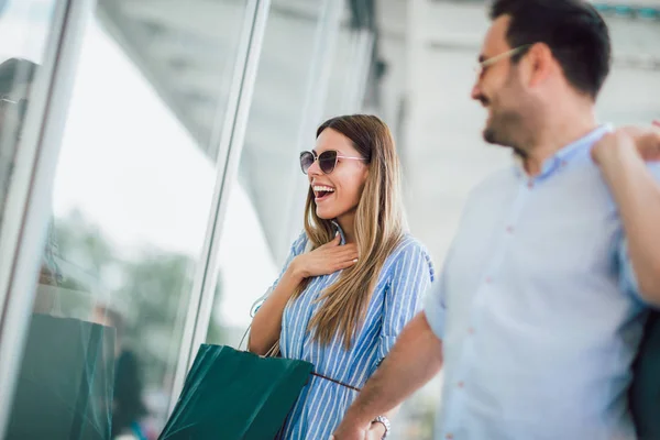 Schönes Junges Paar Genießt Shopping Spaß Der Stadt — Stockfoto