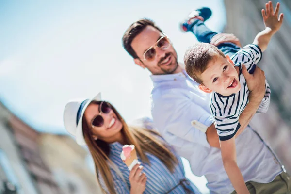 Mutlu aile açık alışveriş sonra eğleniyor
