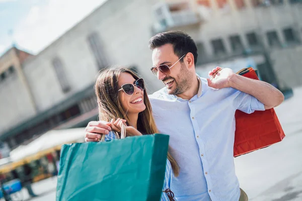 Beau Jeune Couple Profitant Shopping Amusant Dans Ville — Photo