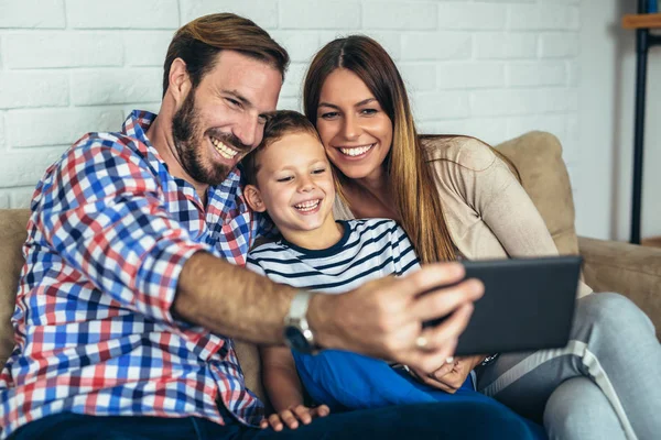 Šťastná Rodina Doma Pomocí Digitálních Tabletu Pořizování Selfie Baví — Stock fotografie