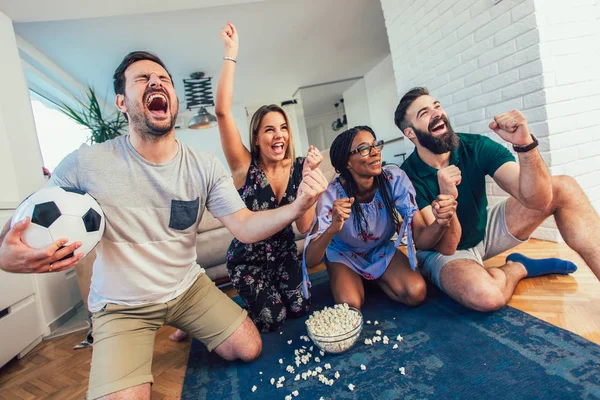 Amigos Felizes Fãs Futebol Assistindo Futebol Celebrando Vitória Casa Conceito — Fotografia de Stock