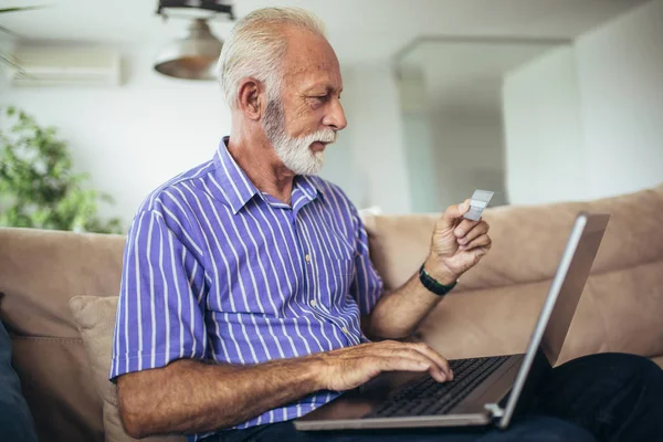 Starší Muž Dělá Online Nakupování Zatímco Sedí Doma — Stock fotografie