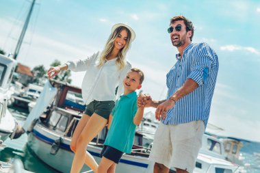 Eğleniyor, denizin kenarında yaz zaman zevk mutlu aile.