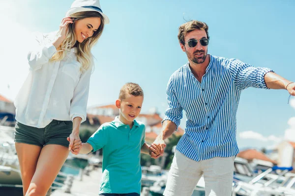 Eğleniyor, denizin kenarında yaz zaman zevk mutlu aile.