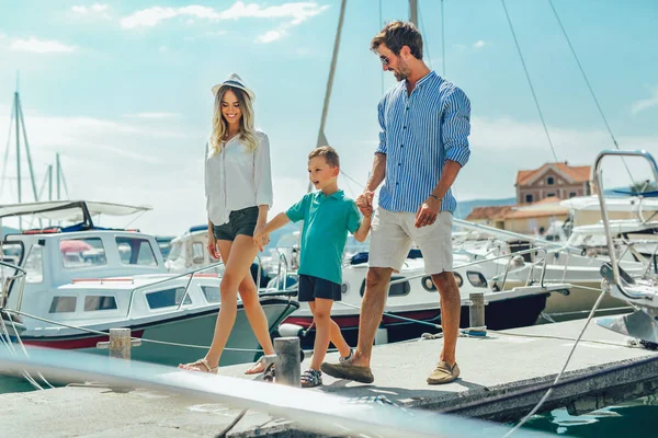 Eğleniyor, denizin kenarında yaz zaman zevk mutlu aile.