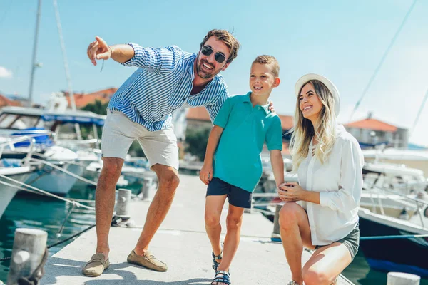 Eğleniyor, denizin kenarında yaz zaman zevk mutlu aile.