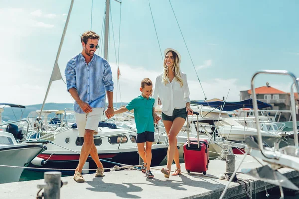 Eğleniyor, denizin kenarında yaz zaman zevk mutlu aile.