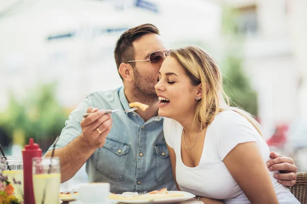 Couple Eating Pizza Snack Outdoors Sharing Pizza Eating — Stock Photo, Image