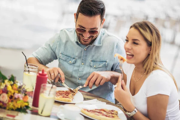 Couple Eating Pizza Snack Outdoors Sharing Pizza Eating — Stock Photo, Image