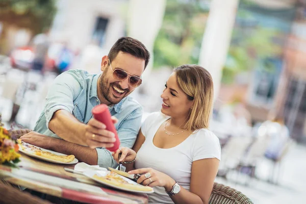 Couple Eating Pizza Snack Outdoors Sharing Pizza Eating — Stock Photo, Image