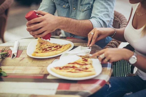 Couple Manger Une Collation Pizza Extérieur Fermer Ils Partagent Pizza — Photo