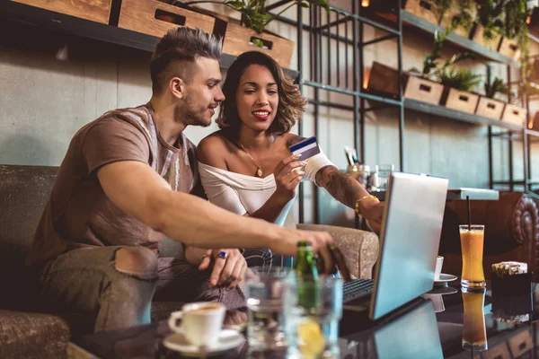 Kredi kartı ve bir kafede dizüstü ile online satın alma karışık yarış çift