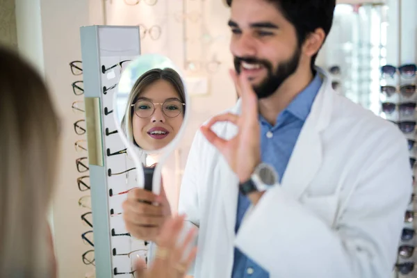 Augenarzt Bei Einer Sehuntersuchung Für Einen Kunden Einem Optischen Zentrum — Stockfoto