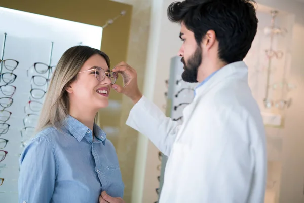 Okulista Robi Badanie Wzrokowe Dla Klienta Optical Center — Zdjęcie stockowe