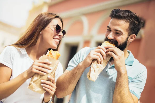 Casal Jovem Está Comendo Sanduíches Divertindo Muito — Fotografia de Stock