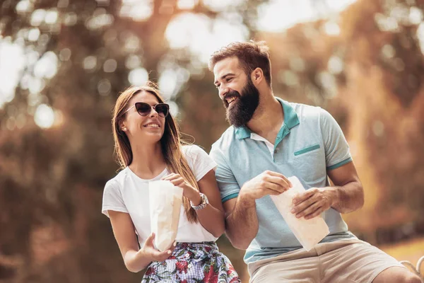 Junges Paar Park Isst Schönem Sonnigen Tag Popcorn — Stockfoto