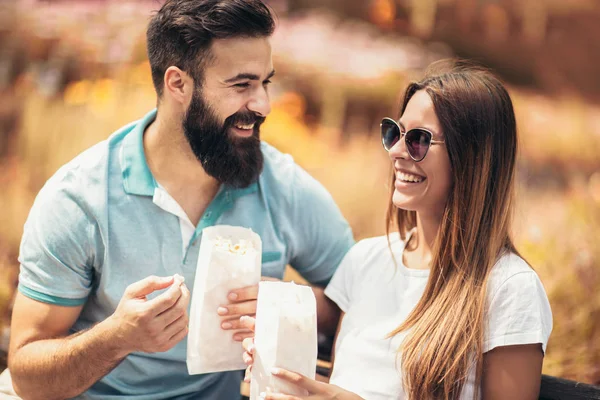 Giovane Coppia Nel Parco Mangiare Popcorn Bella Giornata Sole — Foto Stock