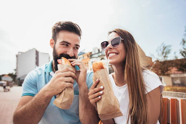Junges Paar Isst Sandwiches Und Hat Eine Tolle Zeit — Stockfoto