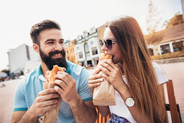 Junges Paar Isst Sandwiches Und Hat Eine Tolle Zeit — Stockfoto