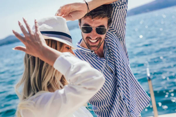 Denizin kenarında yaz zaman zevk aşk, Çift.