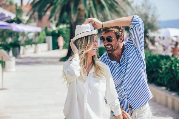 Hermosa Pareja Dando Paseo Parque Ciudad — Foto de Stock