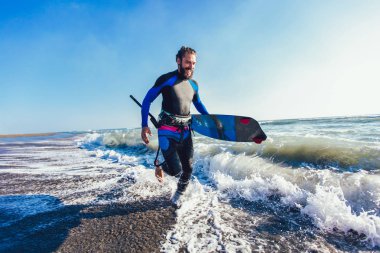 Sahilde sörf tahtası sörfçü adam portresi. Yaz spor aktivitesi
