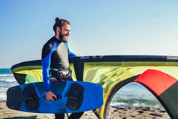 Knappe Blanke Man Professionele Surfer Staande Het Zandstrand Met Zijn — Stockfoto