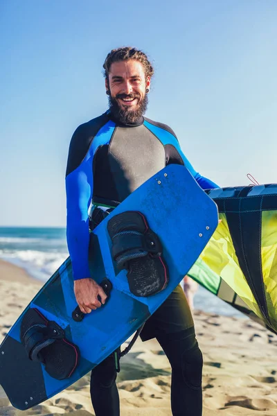 Knappe Blanke Man Professionele Surfer Staande Het Zandstrand Met Zijn — Stockfoto