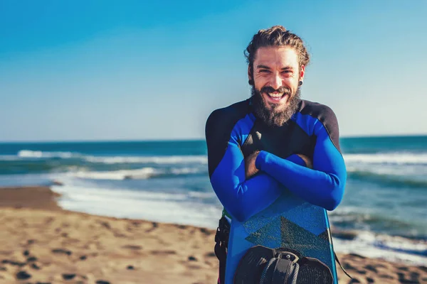Sonriente Hombre Caucásico Kitesurfer Pie Playa Con Tabla — Foto de Stock
