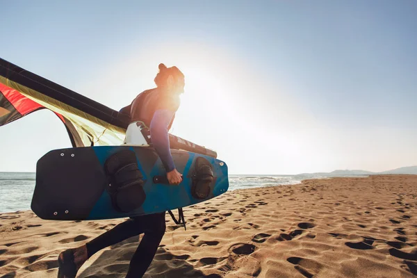 Przystojny Kaukaski Mężczyzna Profesjonalny Surfer Stojący Przy Piaszczystej Plaży Jego — Zdjęcie stockowe