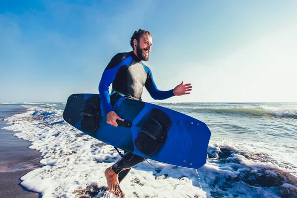Portret Van Surfer Man Met Surfplank Het Strand Zomer Sport — Stockfoto