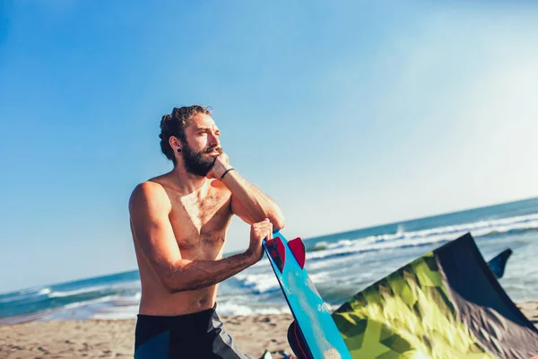Hezký Kavkazských Muž Profesionální Surfař Písečné Pláži Jeho Kite Prkno — Stock fotografie