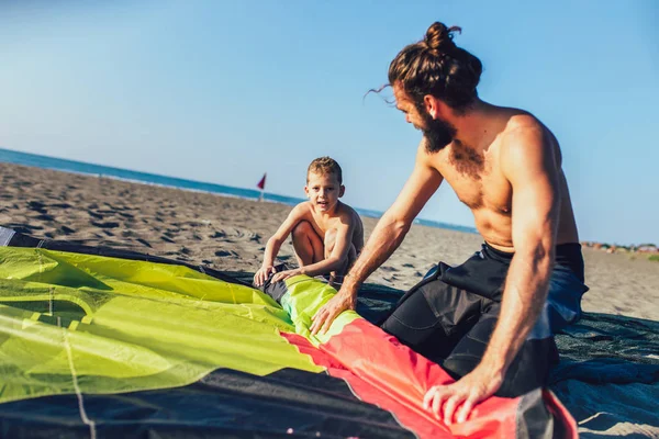 Man Sufrers Met Zijn Zoon Wetsuits Met Kite Apparatuur Voor — Stockfoto