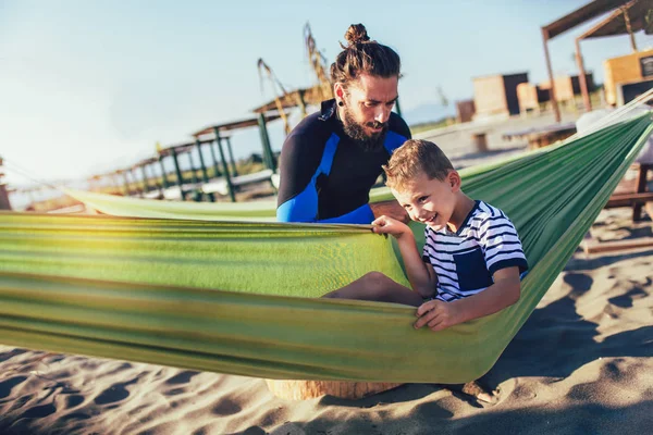 父亲和儿子一起在海滩玩耍肖像画快乐的生活方式 — 图库照片
