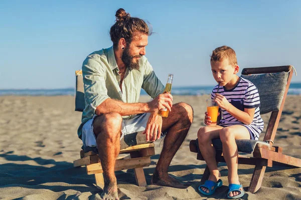 Padre Hijo Divierten Playa Juntos Retrato Divertido Estilo Vida Feliz —  Fotos de Stock